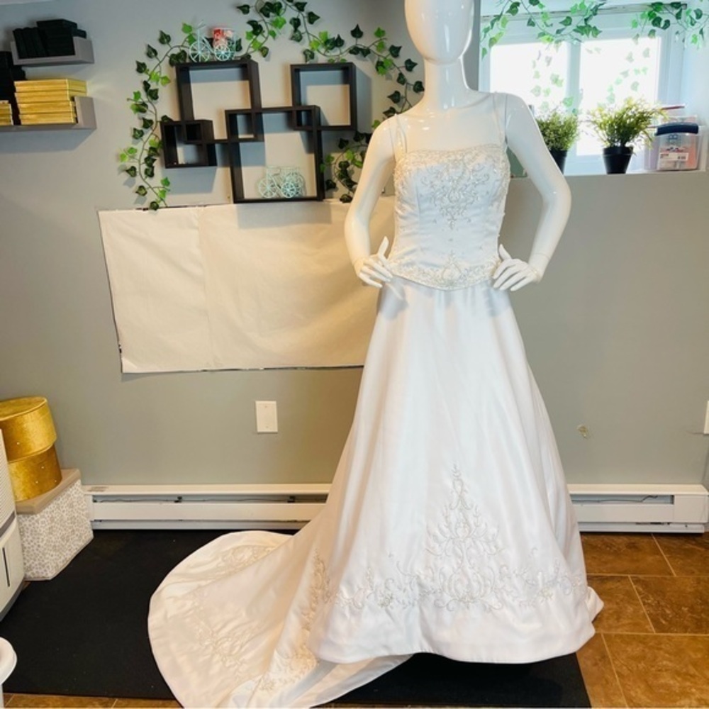 Strapless Chapel length Embroidered Beaded Wedding Gown Size‎ 6